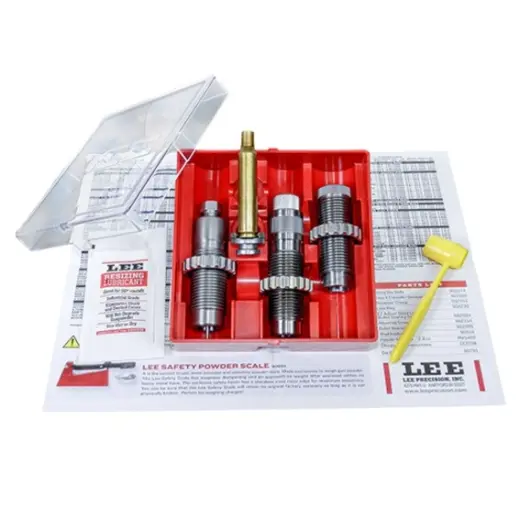 .338 ARC LEE PACESETTER 3 DIE SET Le jeu de 3 matrices LEE .338 ARC Full Length Sizing comprend une matrice de calibrage, une matrice de positionnement des balles, une matrice de sertissage d'usine, un porte-obus, un doseur de poudre et des instructions. Filetage 7/8"-14.